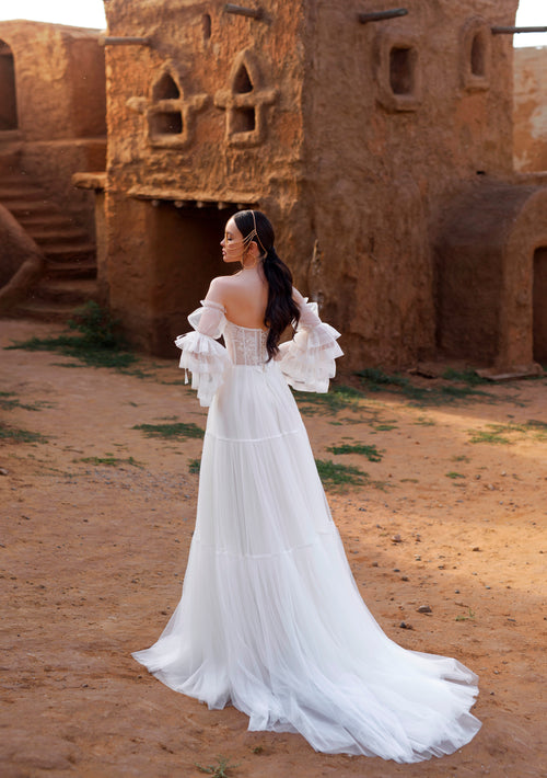 Feminilidade: vestido de noiva sem alças com mangas removíveis