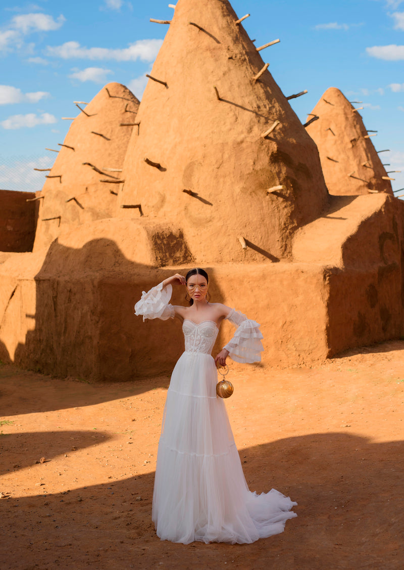 Feminidad: vestido de novia sin tirantes con mangas removibles