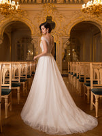 Vestido de noiva evasê glamoroso com decote em V e glitter