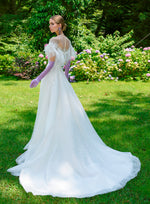 Robe de mariée trapèze à décolleté illusion