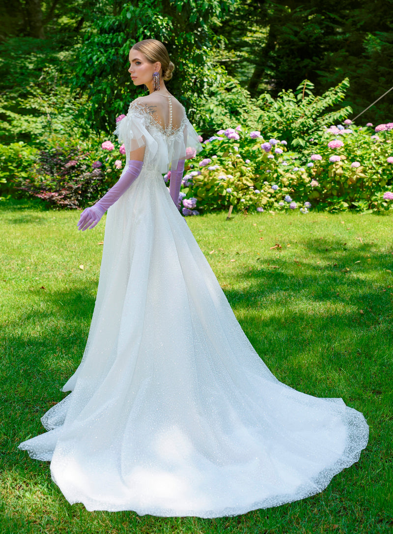 Vestido de novia evasé con escote ilusión