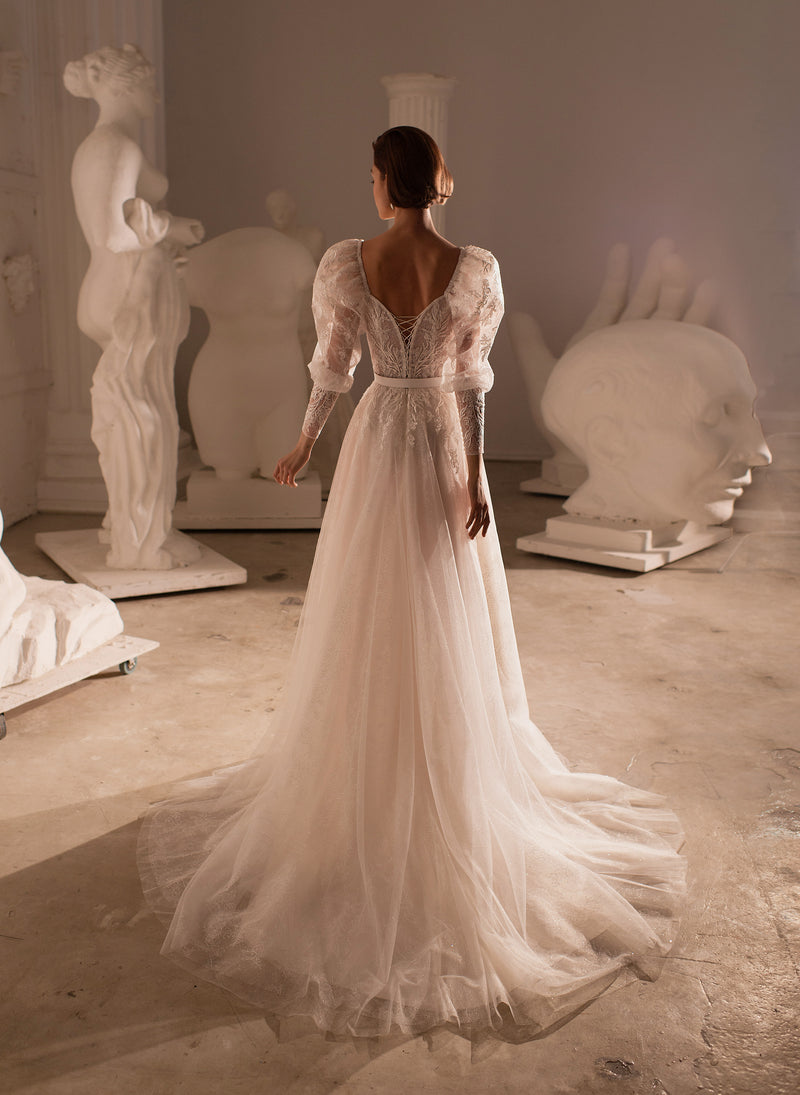 Robe de mariée pailletée à manches longues et décolleté en cœur