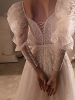 Vestido de novia con purpurina y escote corazón de manga larga