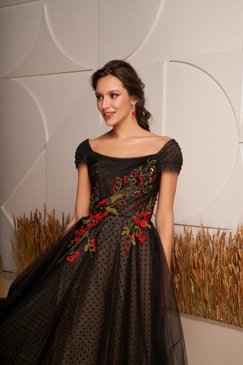 Robe midi fleurie noire en tulle à pois 