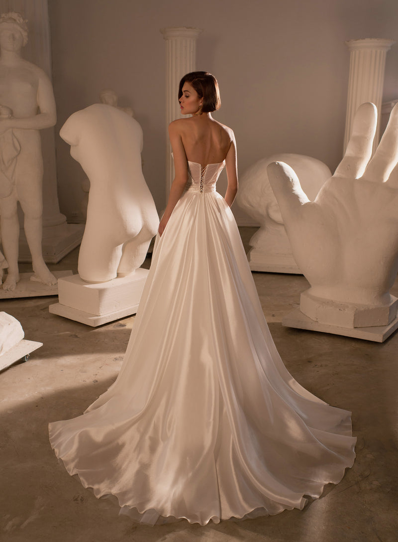 Vestido de novia sin tirantes con mangas desmontables