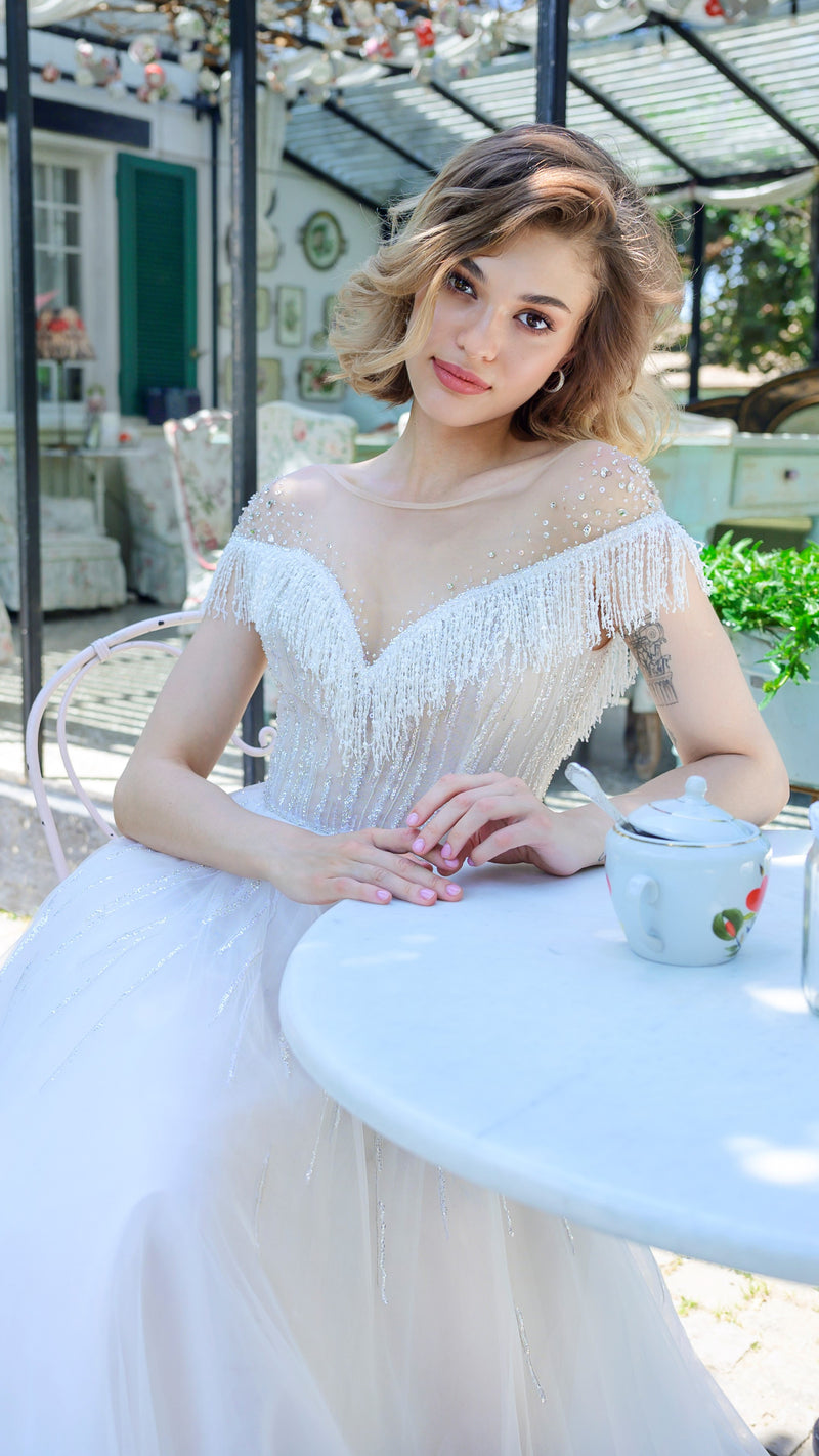 Vestido de novia corte A con escote ilusión y purpurina