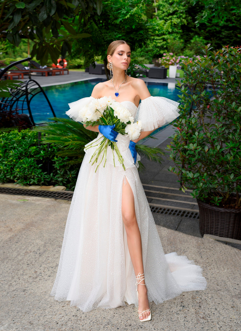 Robe de mariée trapèze chic sans bretelles avec manches amovibles