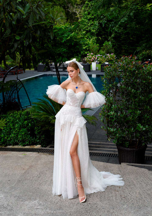 Elegante vestido de novia evasé sin tirantes con mangas extraíbles