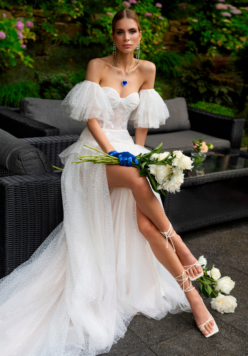 Robe de mariée trapèze chic sans bretelles avec manches amovibles