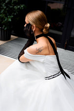 Vestido de novia minimalista de organza con hombros descubiertos
