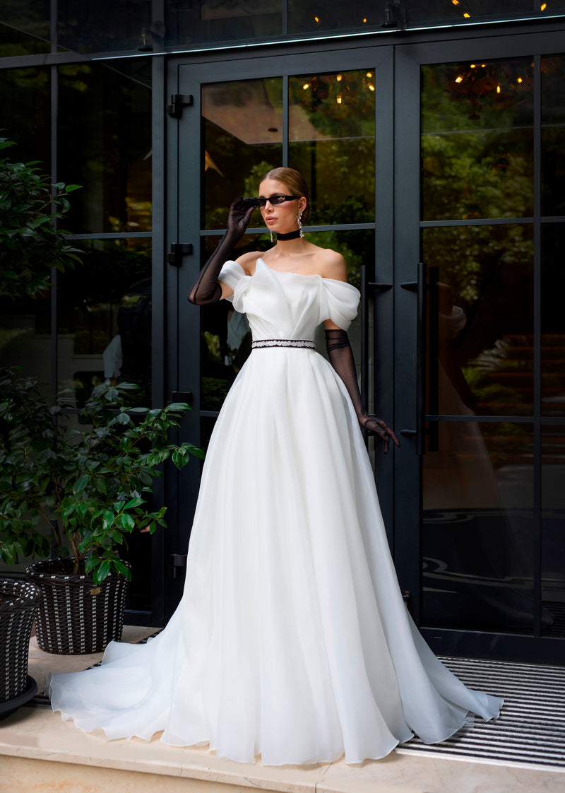 Vestido de novia minimalista de organza con hombros descubiertos