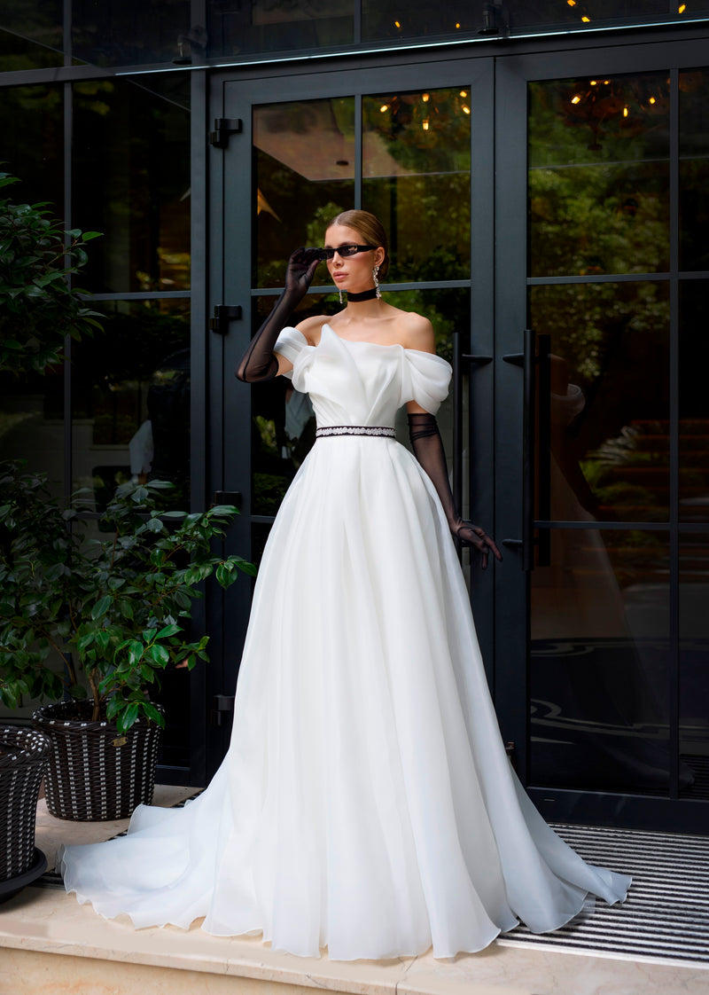 Robe de mariée minimaliste en organza à épaules dénudées