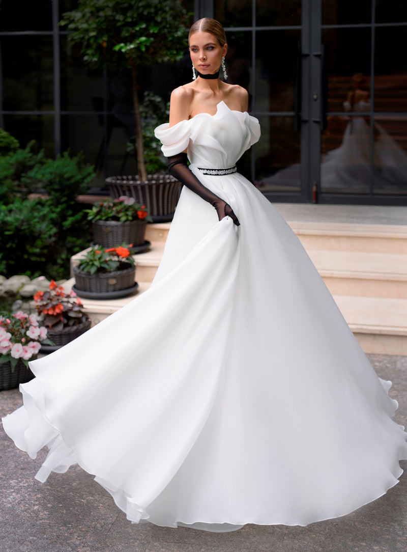 Vestido de novia minimalista de organza con hombros descubiertos