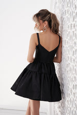 un pequeño vestido negro