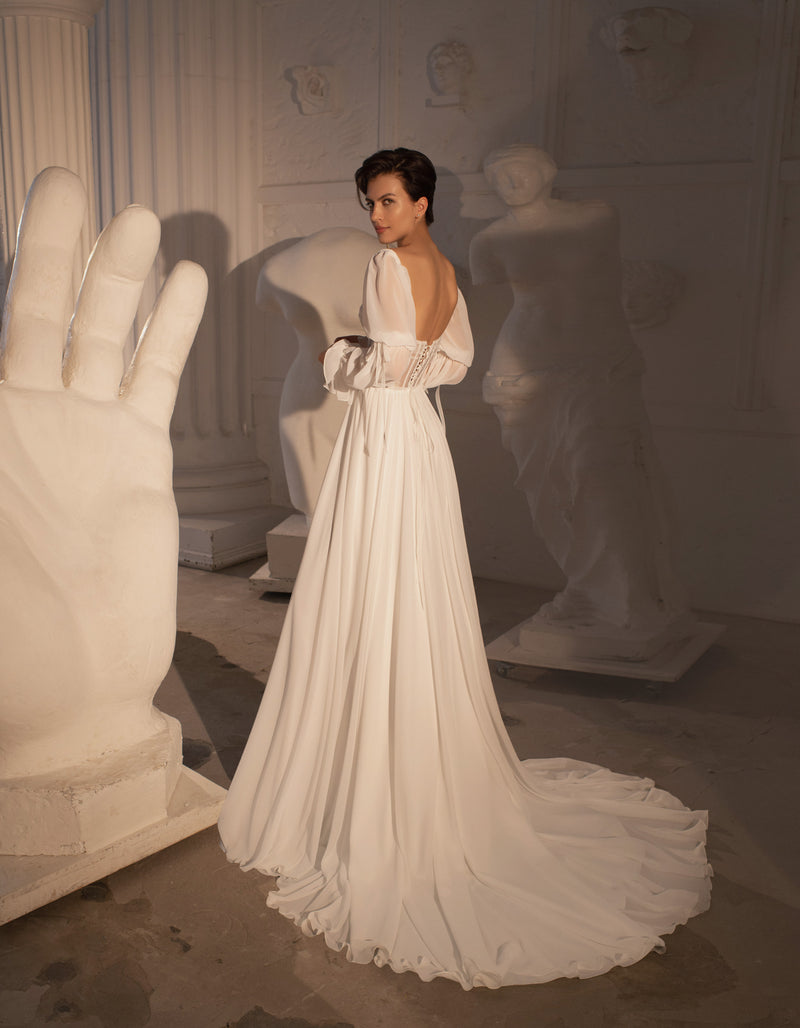 Vestido de novia con escote corazón y mangas desmontables