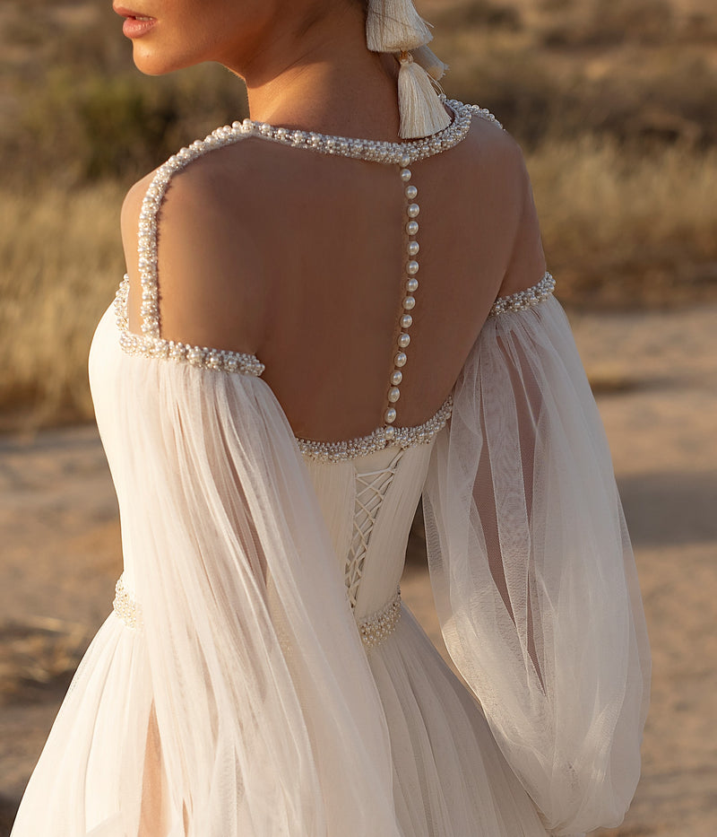 Vestido de novia elegante con mangas abullonadas de estilo minimalista