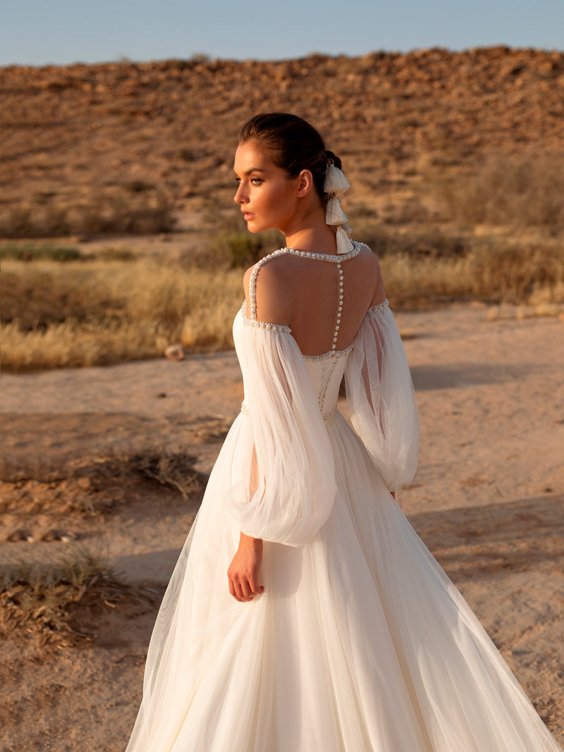 Vestido de novia elegante con mangas abullonadas de estilo minimalista