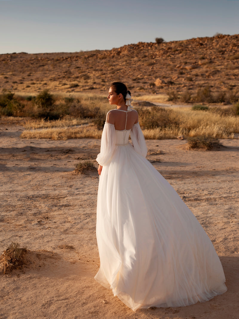 Vestido de novia elegante con mangas abullonadas de estilo minimalista