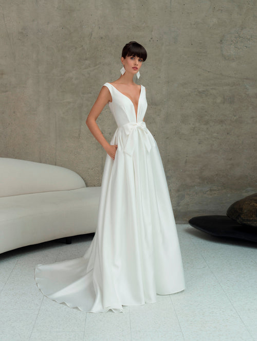 Robe de mariée trapèze minimaliste à col en V