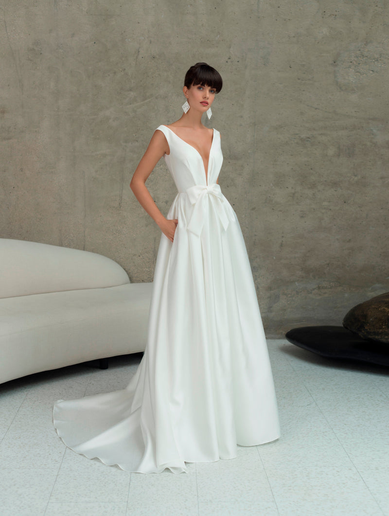Vestido de noiva linha A minimalista com decote em V