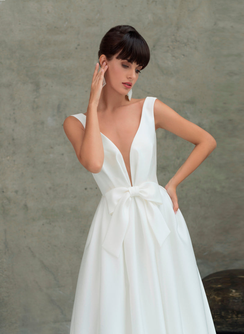 Vestido de novia minimalista de corte A con cuello en V