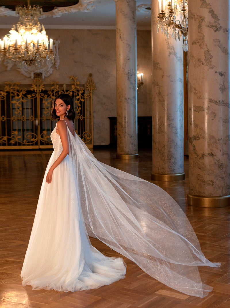 Vestido de novia evasé con alas de ángel