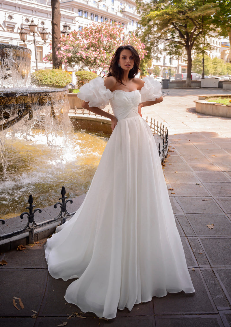 Vestido de novia moderno de organza sin tirantes con mangas abullonadas extraíbles 