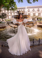 Vestido de novia moderno de organza sin tirantes con mangas abullonadas extraíbles 