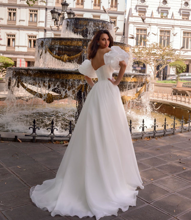 Robe de mariée moderne sans bretelles en organza avec manches bouffantes amovibles 