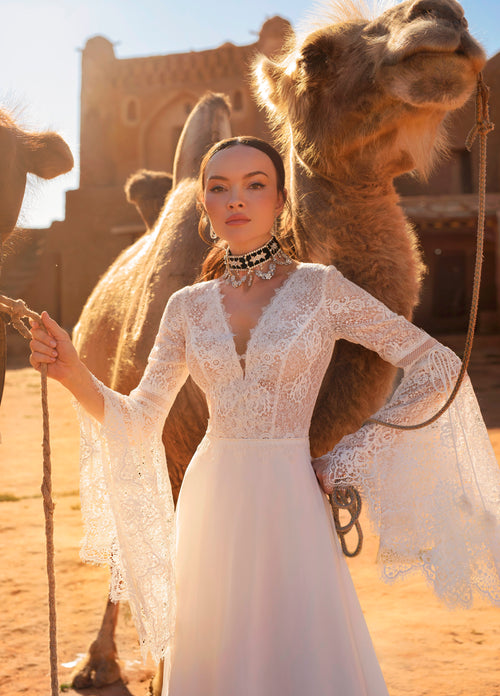 Vestido de novia bohemio con mangas acampanadas