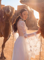 Vestido de novia bohemio con mangas acampanadas