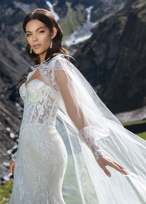 Vestido de noiva sereia sem alças com capa de tule
