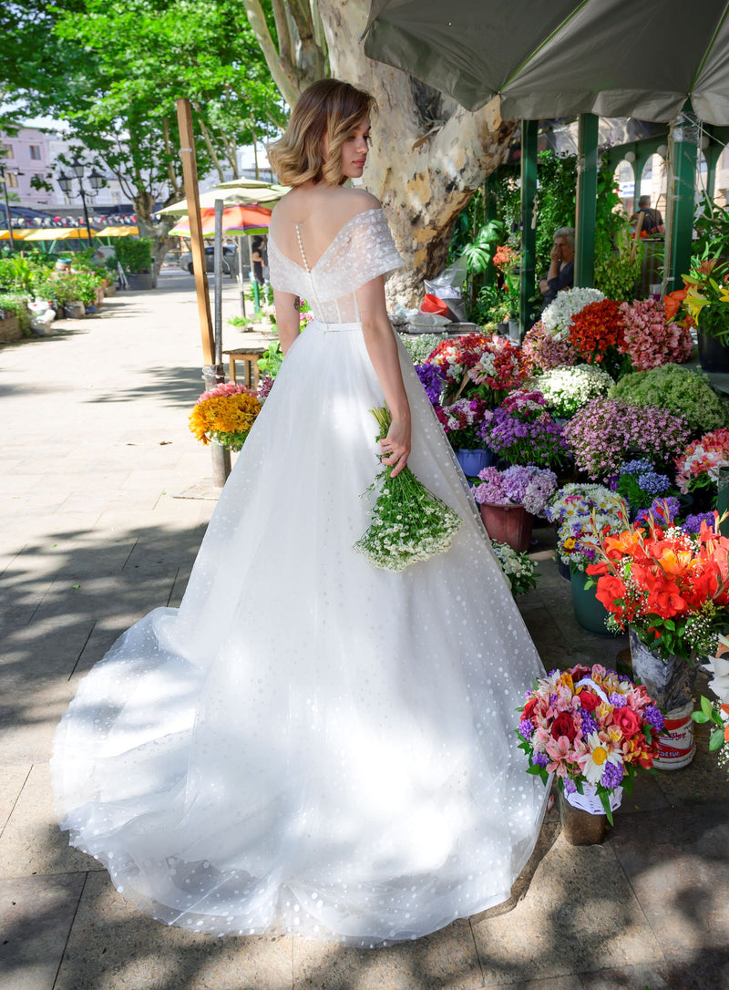 Vestido de novia con escote en V y hombros descubiertos