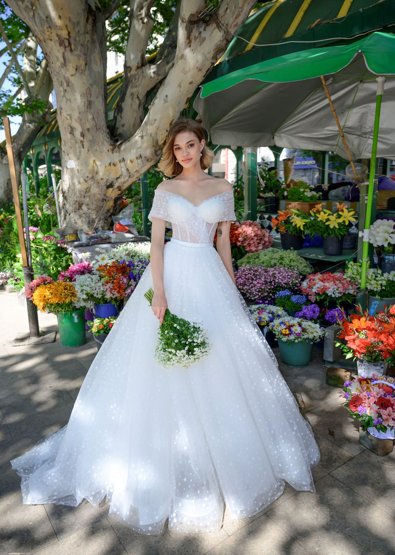 Vestido de novia con escote en V y hombros descubiertos