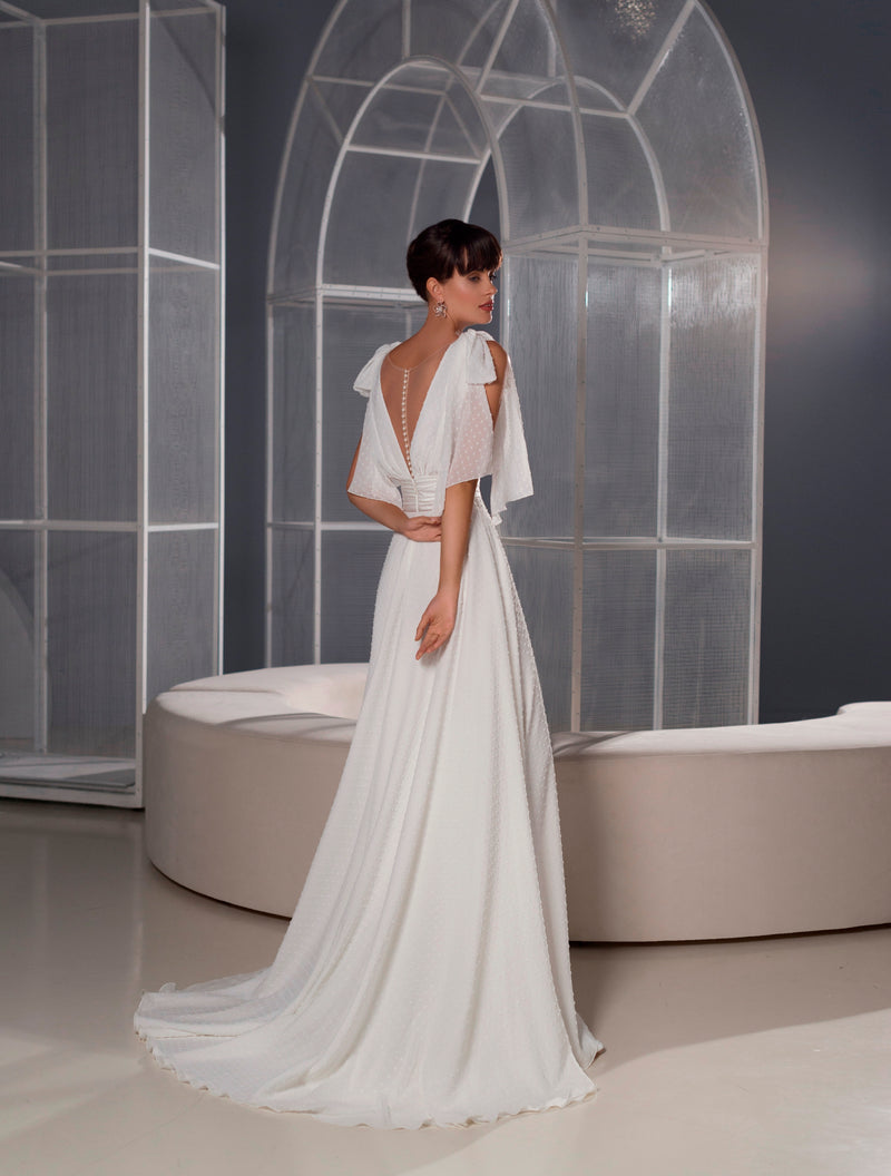 A-Line Wedding Gown with Tulle Bows Straps EU42 / Off-White A-Line Wedding Gown with Tulle Bows Straps EU42 / Off-White