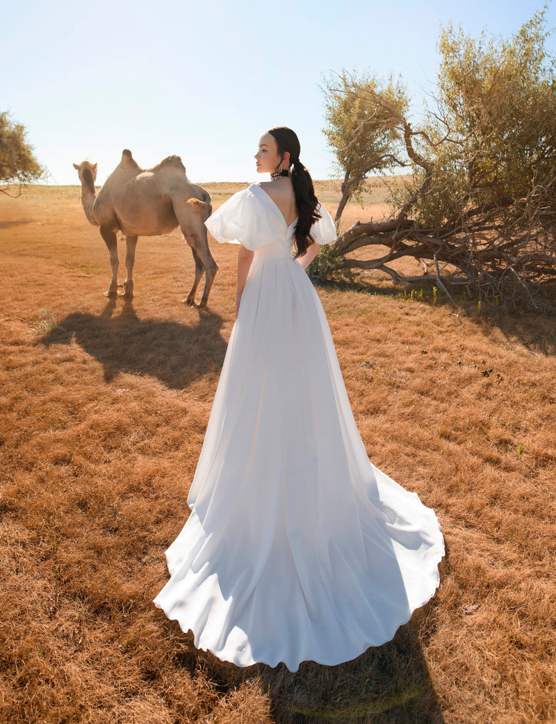 Vestido de novia minimalista de organza con una abertura lateral sexy