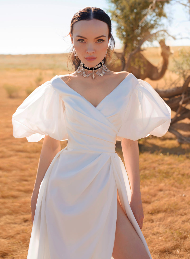 Vestido de novia minimalista de organza con una abertura lateral sexy