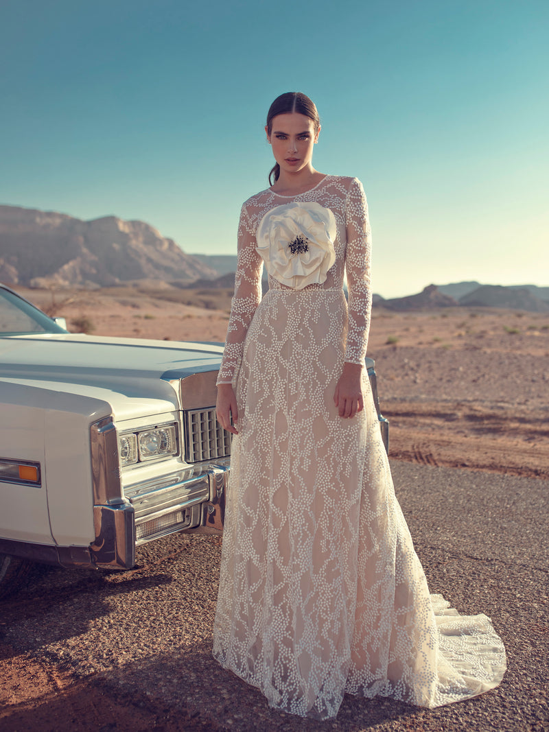 Vestido de novia de manga larga con cuello alto y flor en 3D