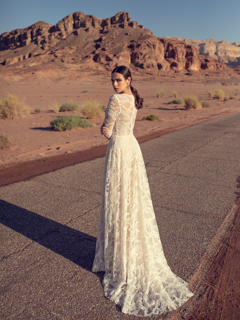 Vestido de novia de manga larga con cuello alto y flor en 3D