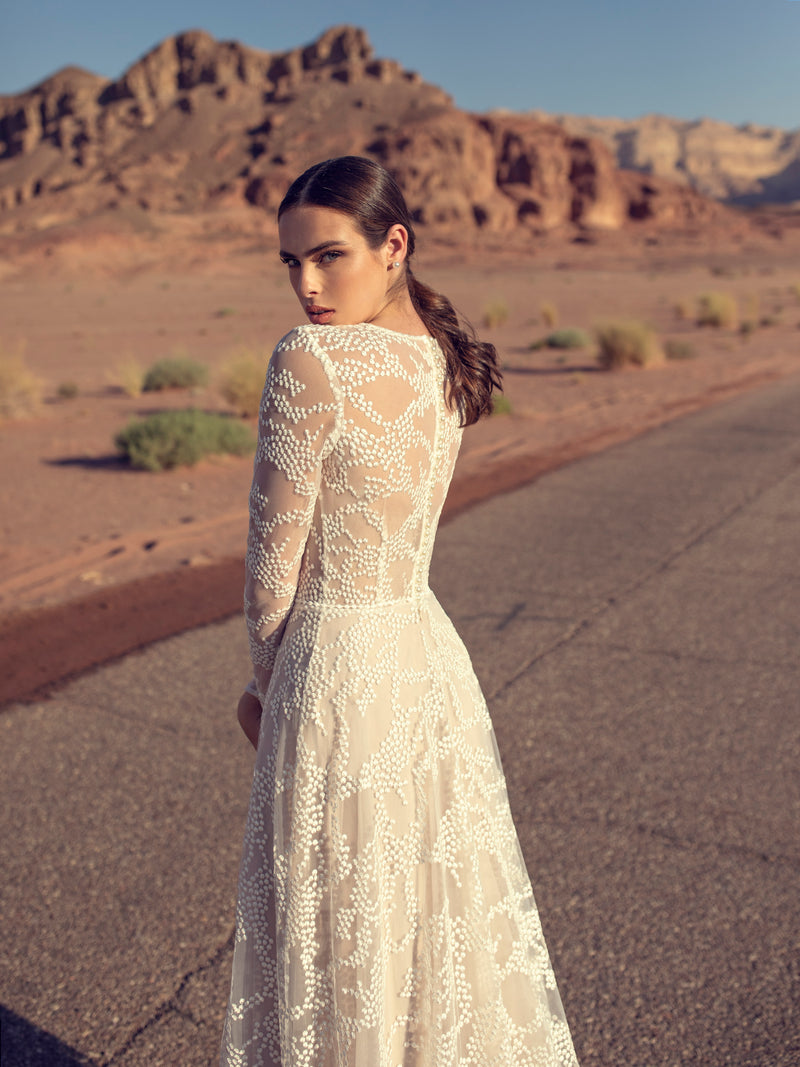 Vestido de novia de manga larga con cuello alto y flor en 3D