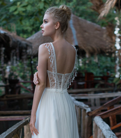 Vestido de novia evasé con tirantes finos