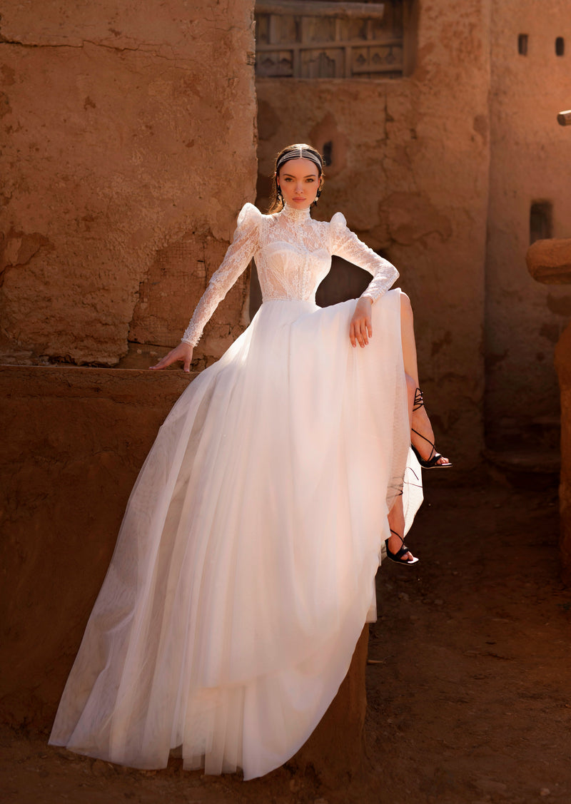 Exquisito vestido de novia de manga larga con cuello alto