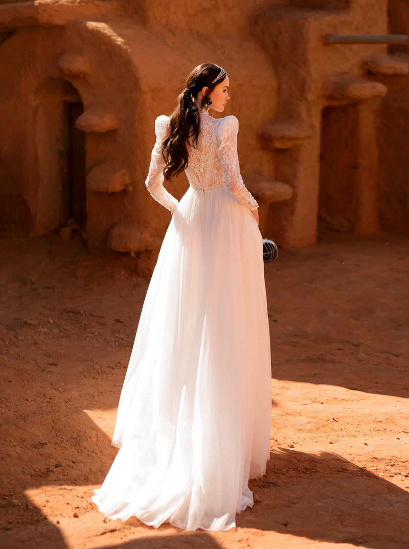 Exquisito vestido de novia de manga larga con cuello alto