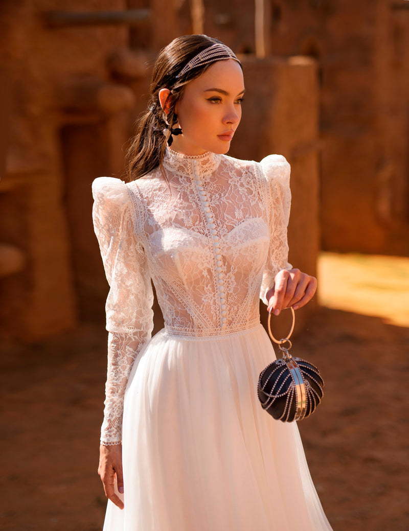 Exquisito vestido de novia de manga larga con cuello alto