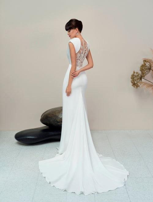 Elegante vestido de novia con preciosa espalda de encaje bordado