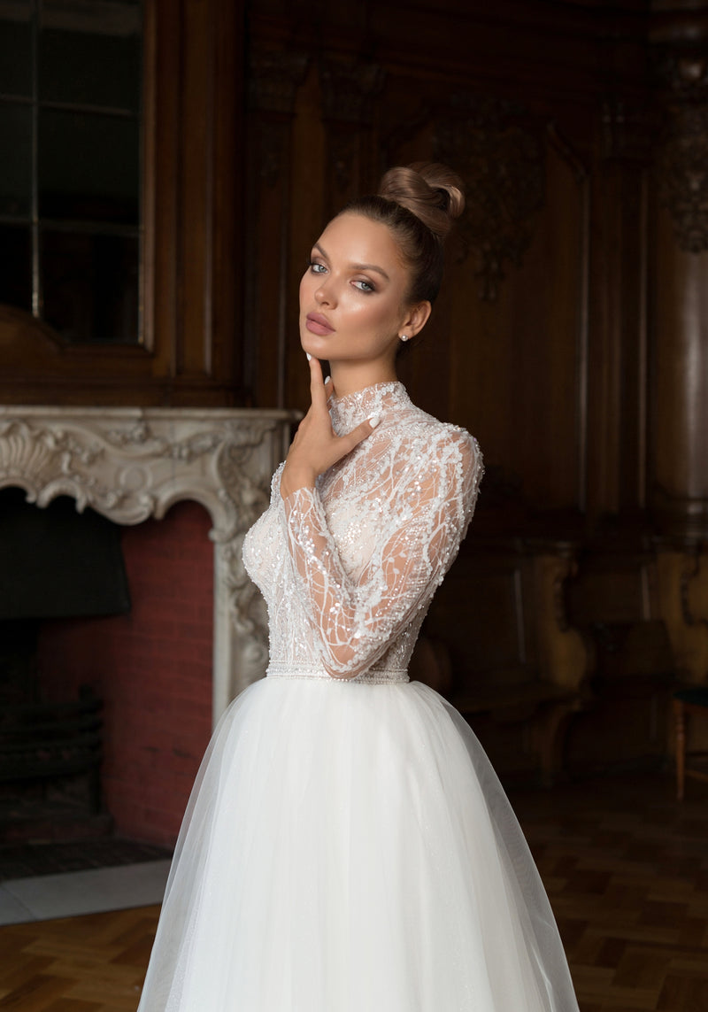 Elegante vestido de novia de manga larga con cuello alto