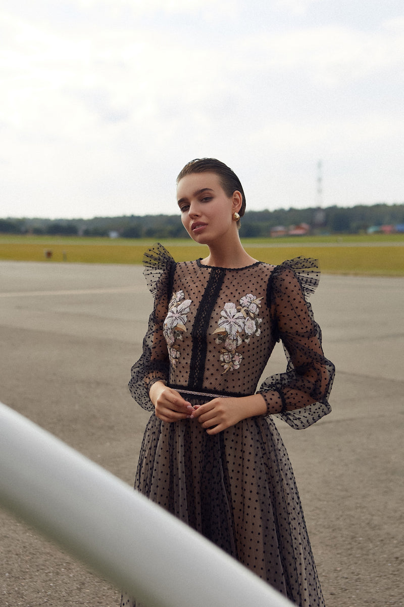 Vestido de noche negro de tul con lunares y mangas largas transparentes