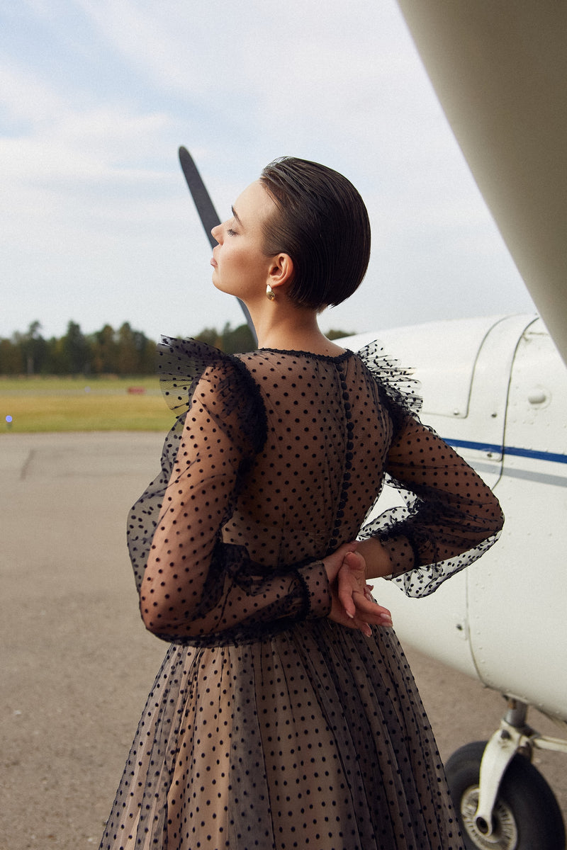 Robe de soirée noire en tulle à pois avec manches longues transparentes