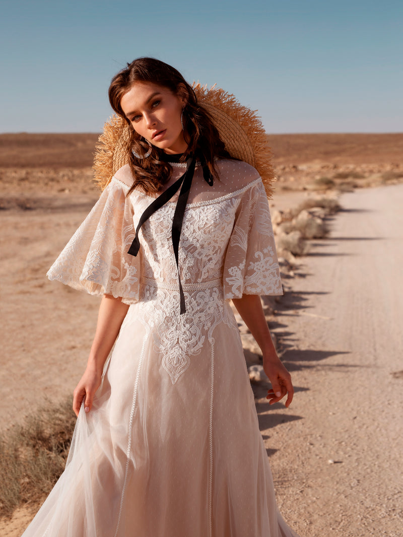 Vestido de novia bohemio con mangas acampanadas