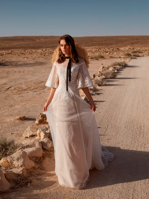 Vestido de novia bohemio con mangas acampanadas